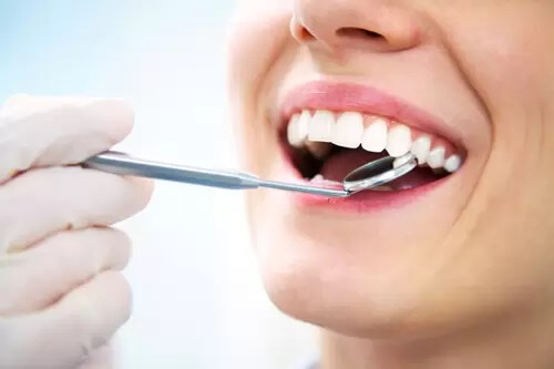 What Is the Difference Between a Dentist and Periodontist?